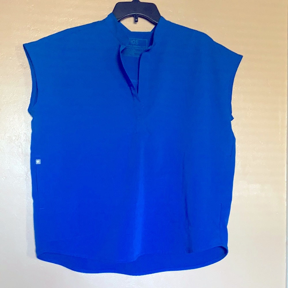 Figs top size medium
